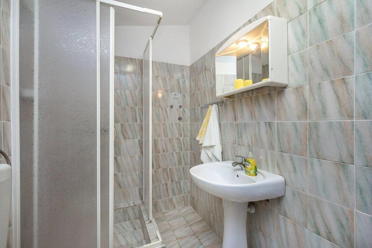 Apartments Dragica Valbandon Exterior photo